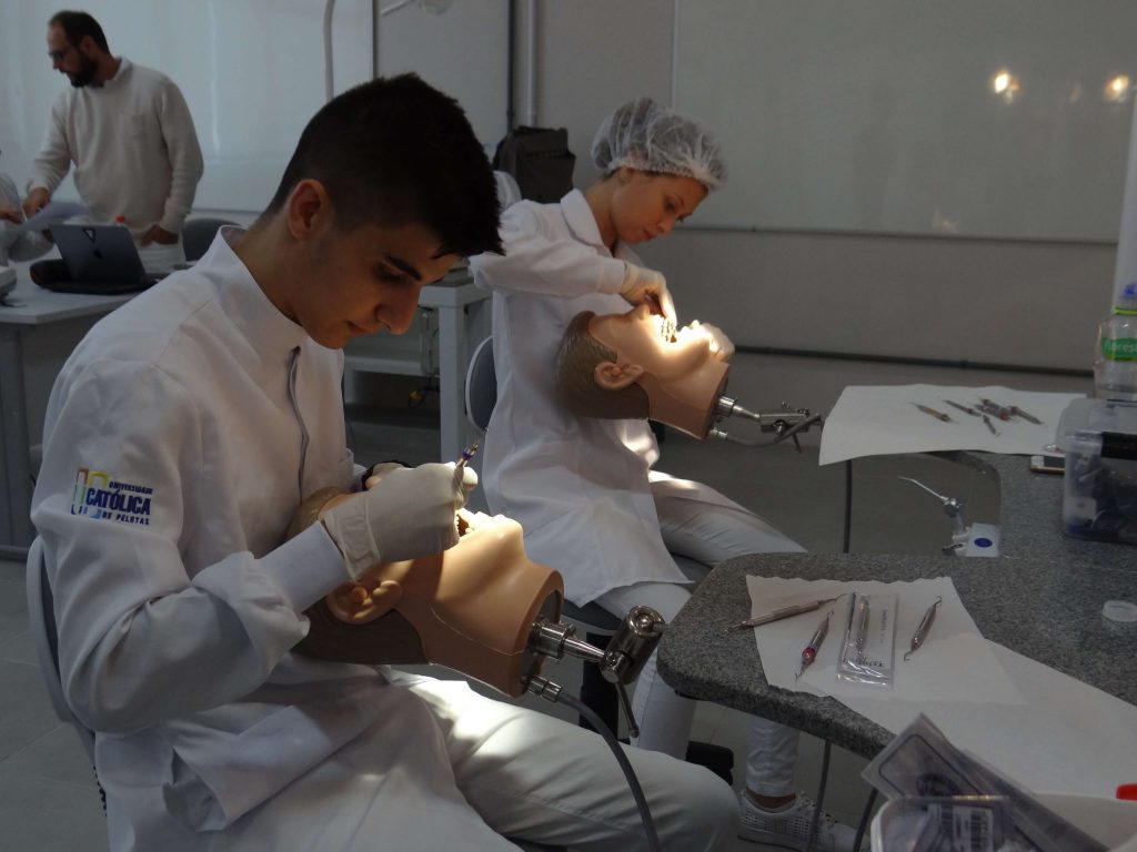 UCPel e as novas gerações: alunos da odontologia praticam procedimentos em laboratório de práticas odontológicas