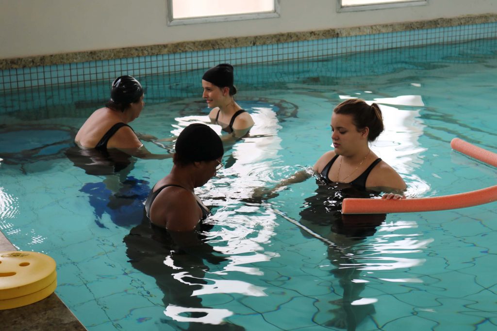alunas de Fisioterapia da UCPel prestam atendimento em piscina terapêutica