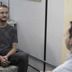 Estágio em Psicologia: Dois homens conversando.