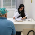 acadêmica-medicina-atendendo-paciente