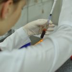 acadêmica da ucpel atuando em laboratório