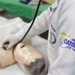 acadêmico da medicina realizando atendimento no manequim do simlab