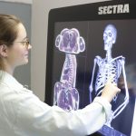acadêmica de medicina utilizando a mesa sectra