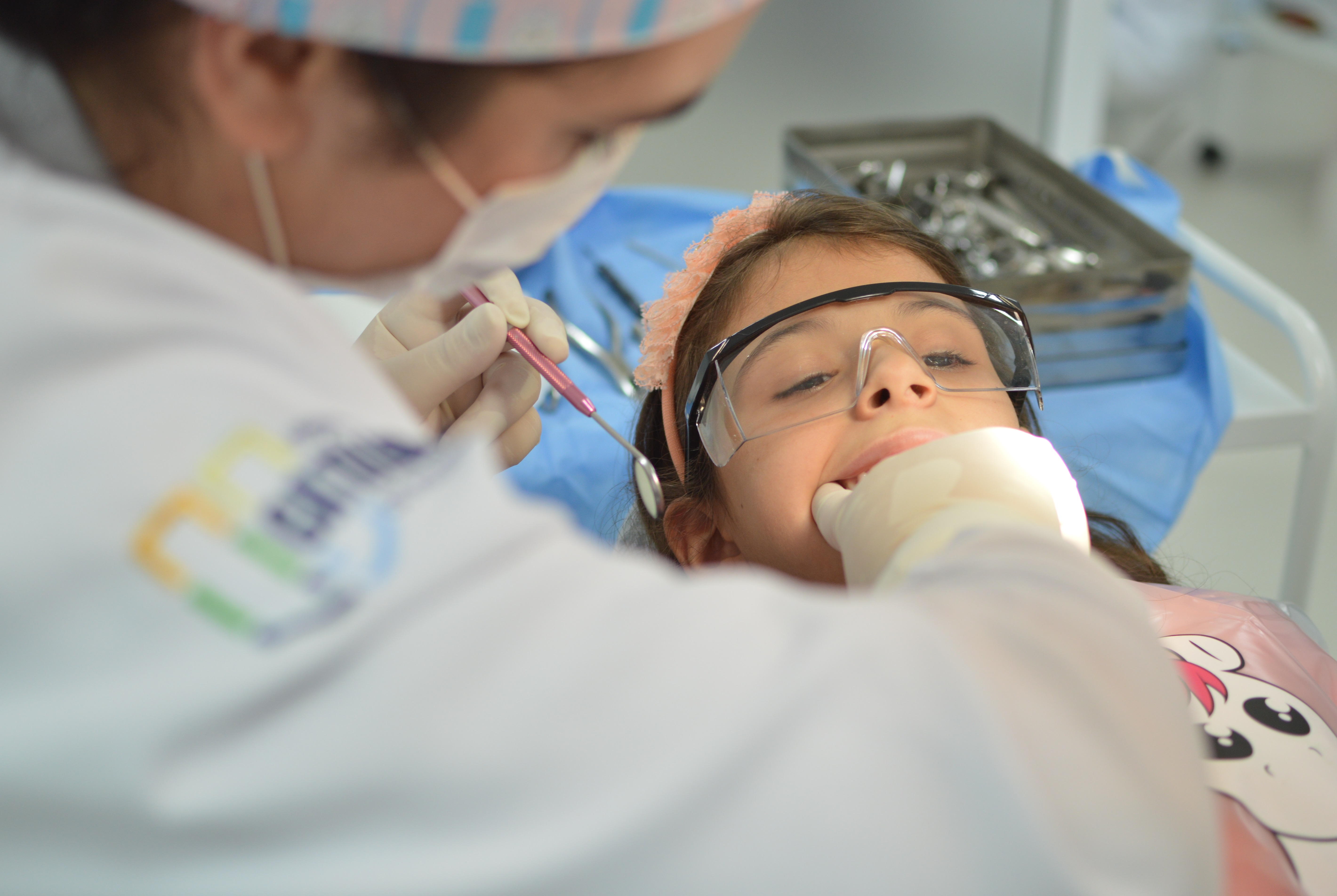 aluna da odontologia ucpel realizando atendimento infantil na clínica odontológica