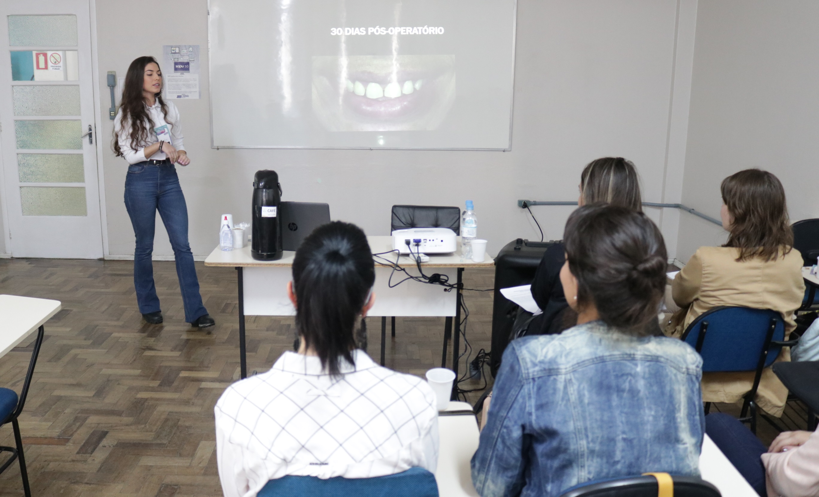 aluna do curso de odontologia apresentando trabalho no salão universitário 2019