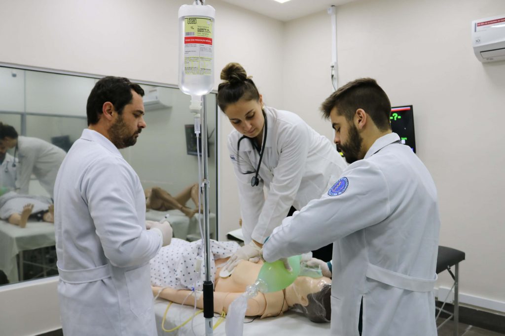 Ranking Universitário da Folha (1): alunos de medicina em simulação de atendimento prático