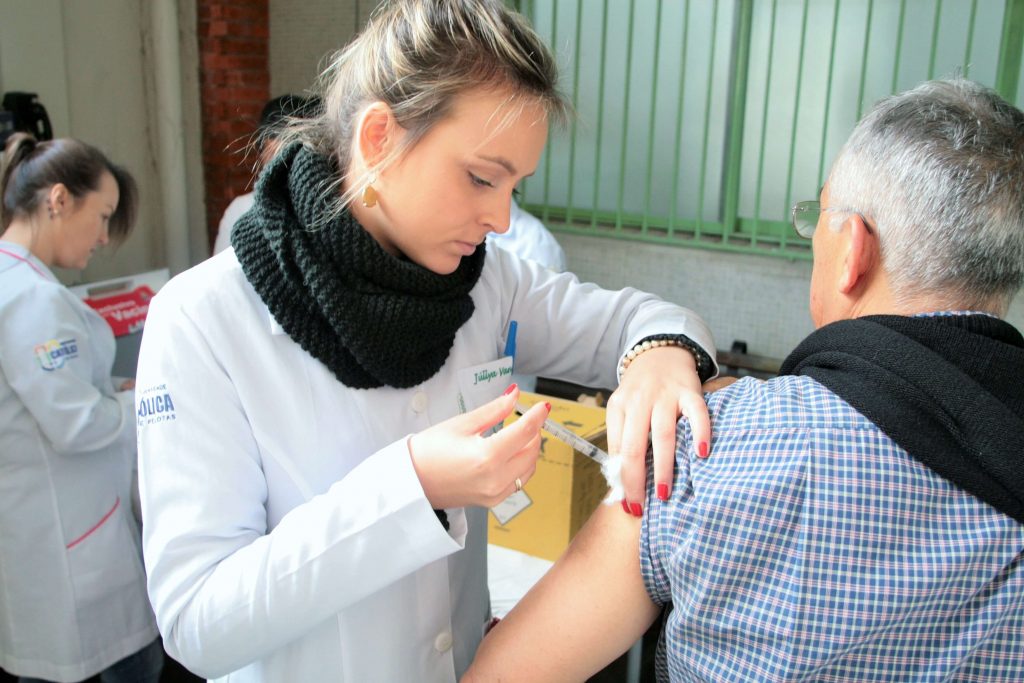Ranking Universitário da Folha: aluna da enfermagem aplica vacina em idoso