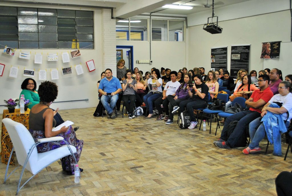 Ranking Universitário da Folha: grupo ouve palestra em atividade do curso de serviço social