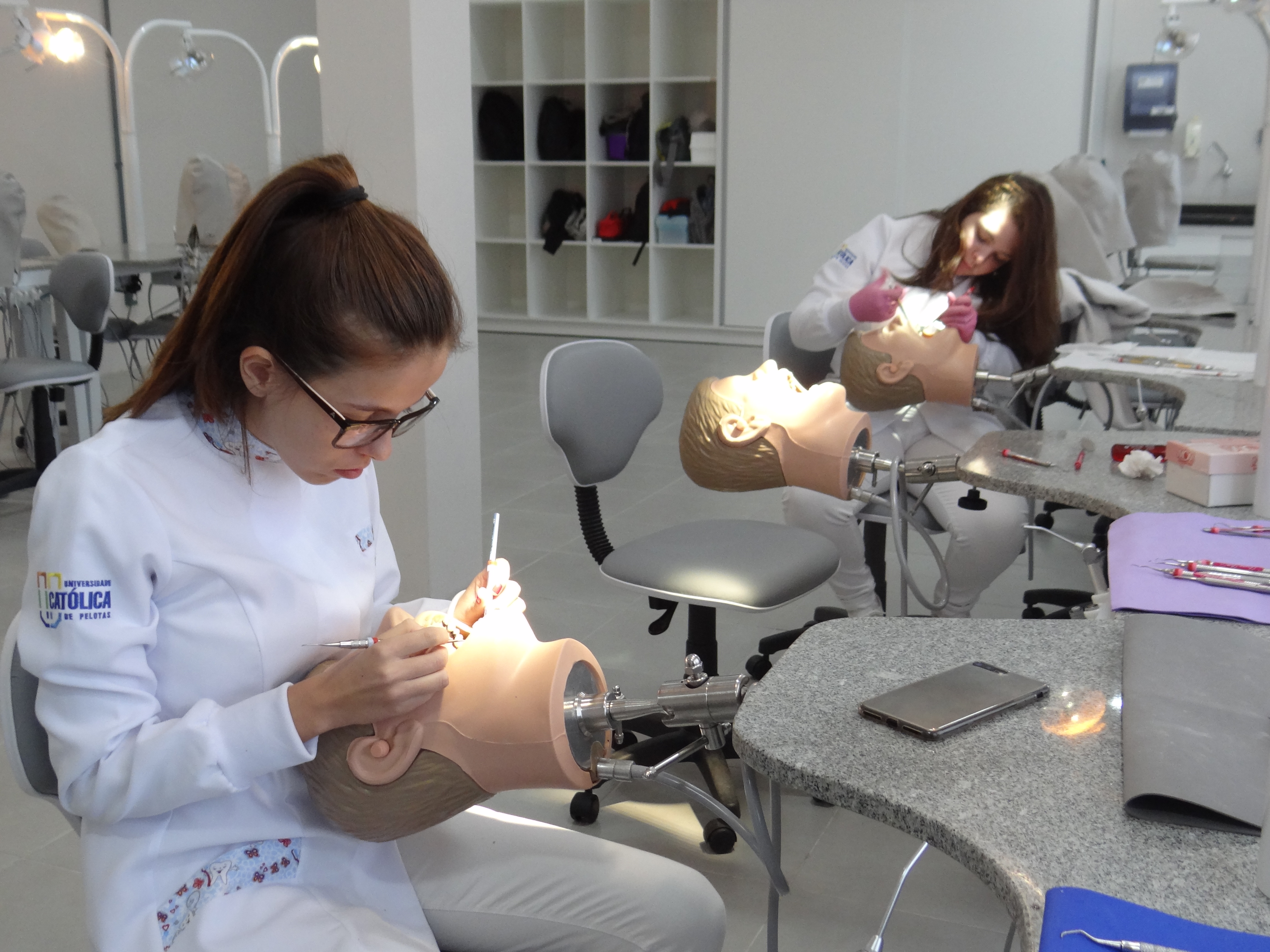 Alunas de odontologia praticam em simulador de procedimentos odontológicos em laboratório da UCPel.