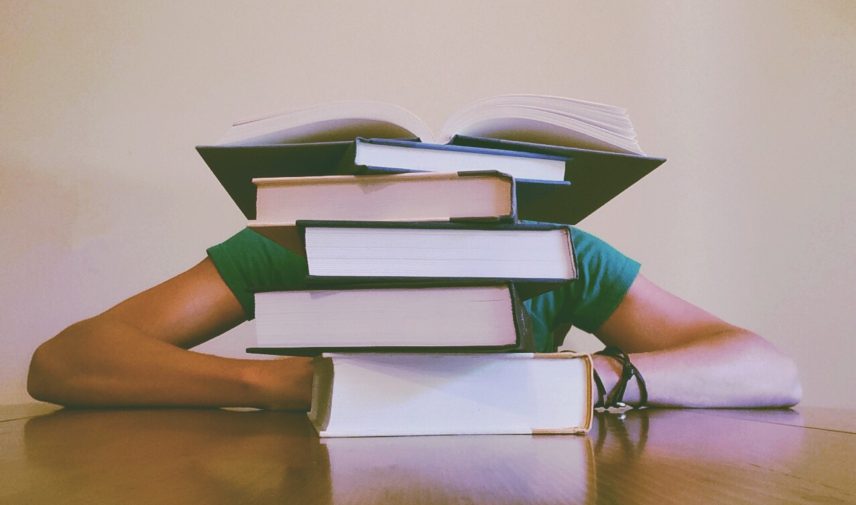 pessoas-atrás-dos-livros