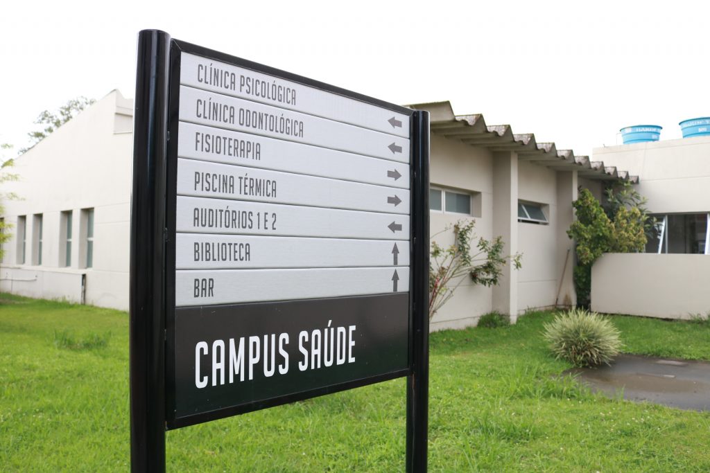 Estrutura da UCPel - placa do Campus Saúde com informações sobre as clínicas do campus