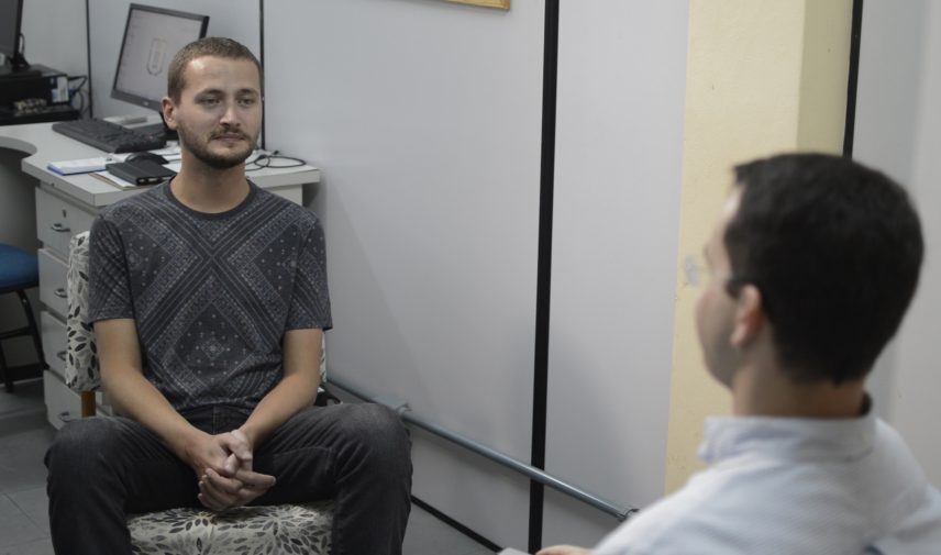 Estágio em Psicologia: Dois homens conversando.