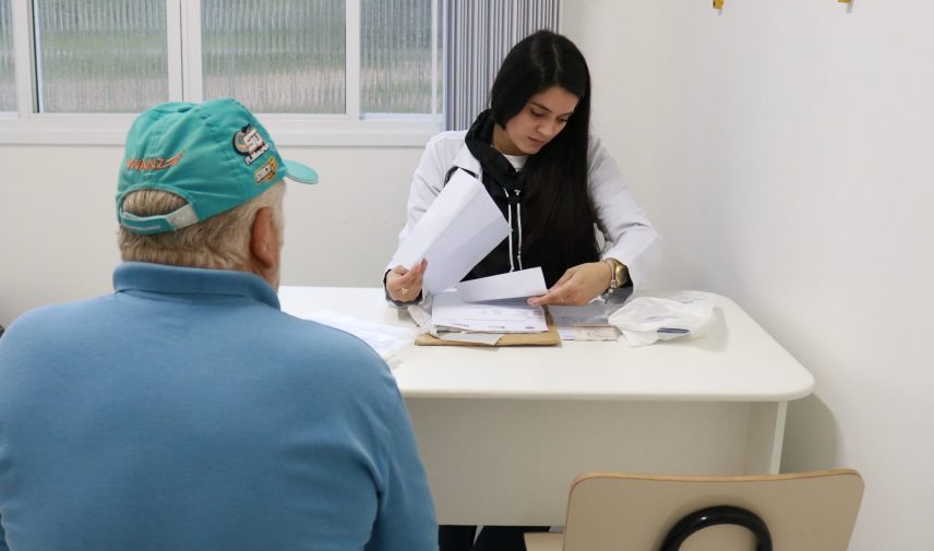 acadêmica-medicina-atendendo-paciente