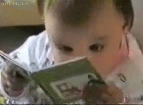 bebê lendo livro