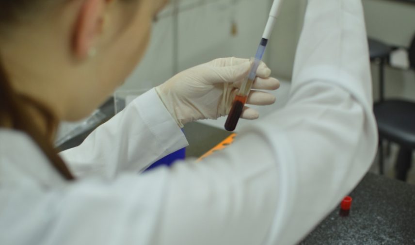 acadêmica da ucpel atuando em laboratório