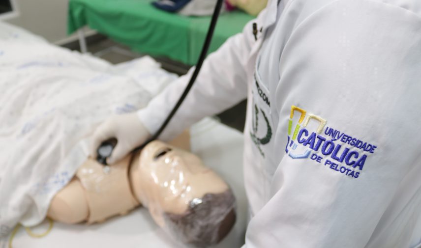 acadêmico da medicina realizando atendimento no manequim do simlab