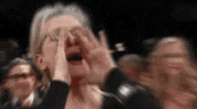 imagem animada de uma mulher com as mãos em torno da boca enquanto grita