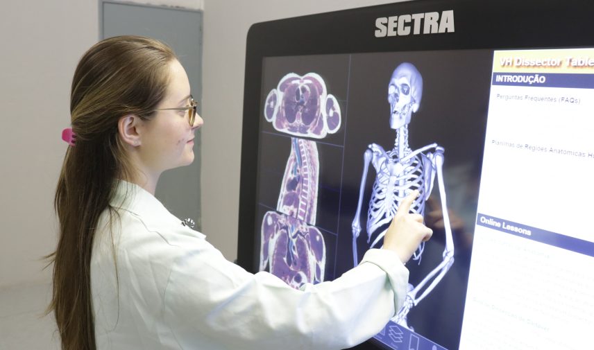 acadêmica de medicina utilizando a mesa sectra