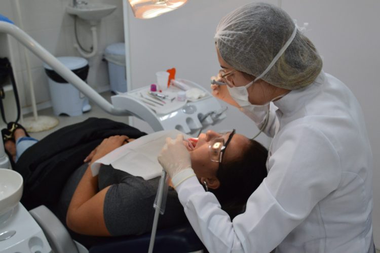 aluna da odontologia ucpel realizando atendimento na clínica odontológica