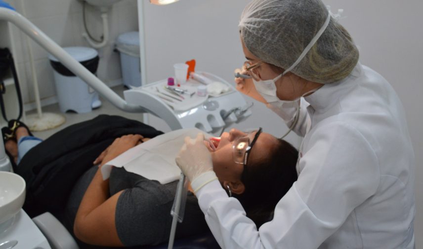 aluna da odontologia ucpel realizando atendimento na clínica odontológica