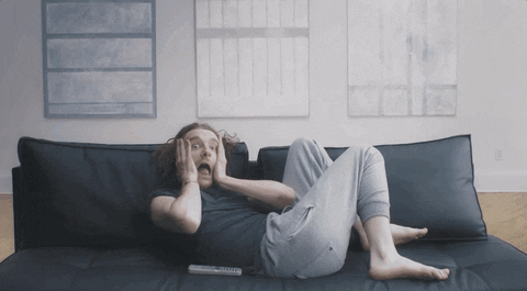 imagem animada de um rapaz deitado em um sofá com as duas mãos no rosto e gritando