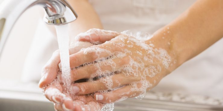 Lavar as mãos com frequência é o método mais eficaz contra o Coronavírus. 