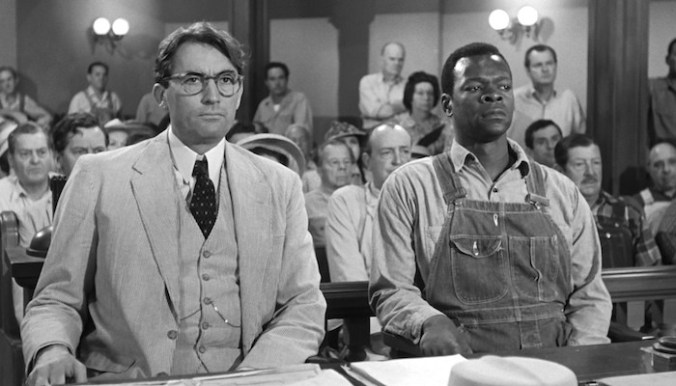 "O sol nasce para todos" é um dos filmes ideais para os estudos em Direito. No tribunal, Atticus Finch defende lavrador negro