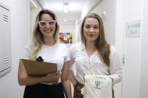 alunas da Psicologia da UCPel posam para foto em frente à clínica própria da universidade