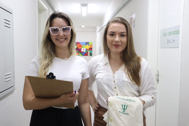 alunas da Psicologia da UCPel posam para foto em frente à clínica própria da universidade