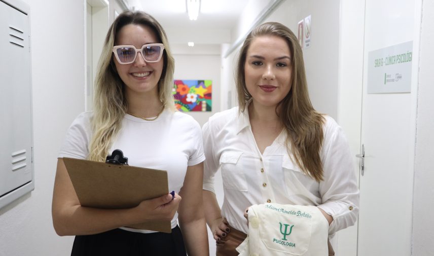 alunas da Psicologia da UCPel posam para foto em frente à clínica própria da universidade