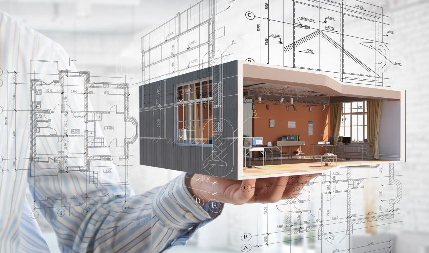 Uma pessoa segurando uma miniatura de madeira de uma sala moderna. É possível enxergar somente o braço da pessoa que segura, ela veste um moletom cinza. Na imagem, há vários desenhos com arquitetura de casas, desenhados sob a imagem.