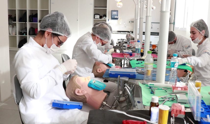 alunos e atividades no simulador odontológico