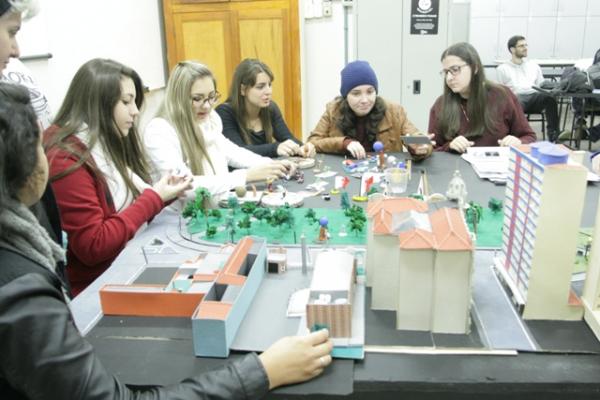 Alunos de Arquitetura e Urbanismo da UCPel contruindo maquetes da Maquetaria do curso