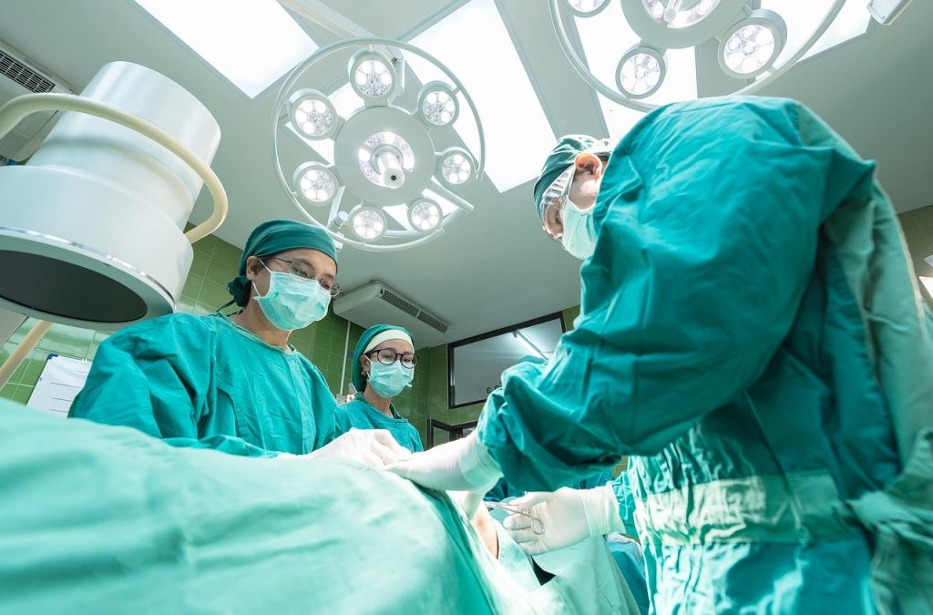 Médicos atuando em uma sala de cirurgia