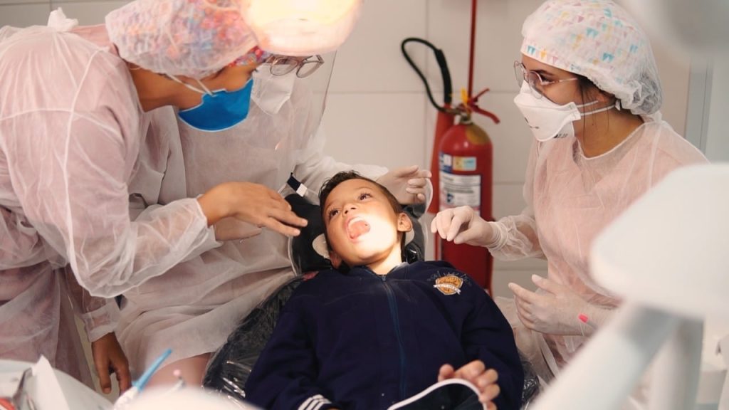 Atendimento realizado pelas dentistas do curso de Odontologia da UCPel