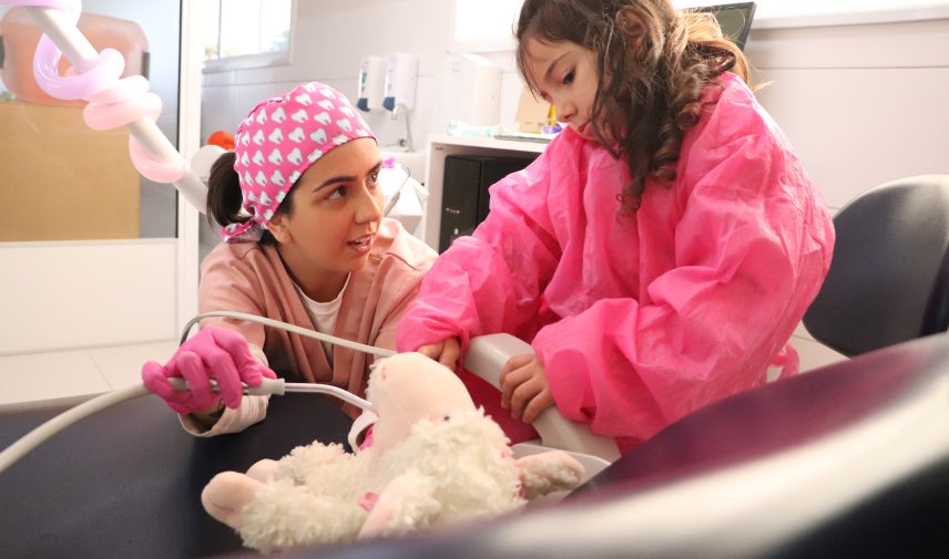 ALUNA ODONTOLOGIA FAZ ATENDIMENTO NA CLINICA DA UCPEL