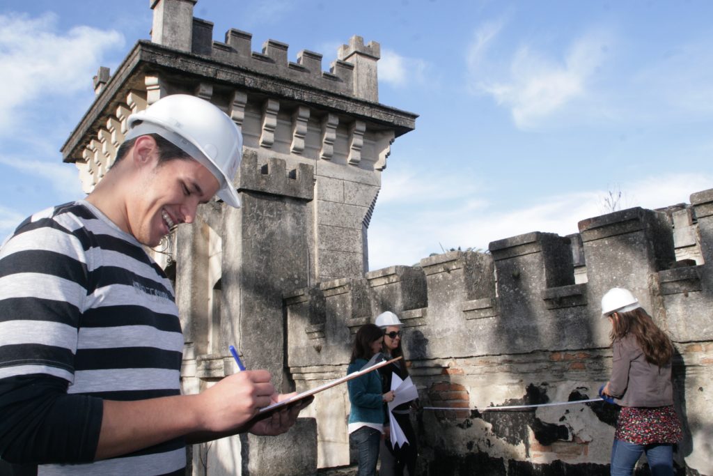 Arquitetos fazendo medi&ccedil;&atilde;o