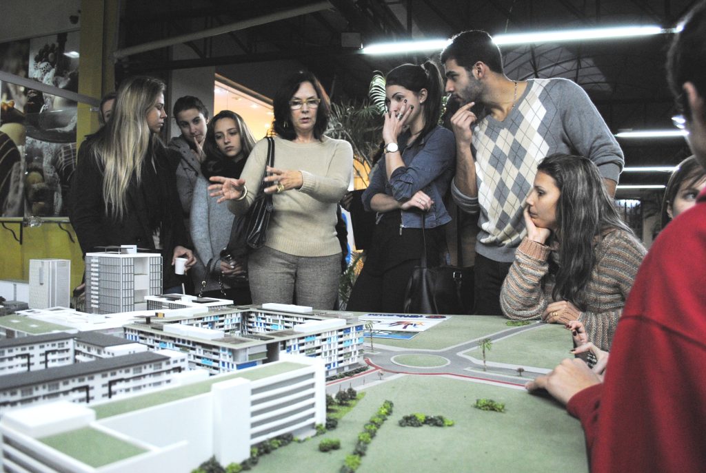 Professora de Arquitetura e Urbanismo explica maquete aos alunos