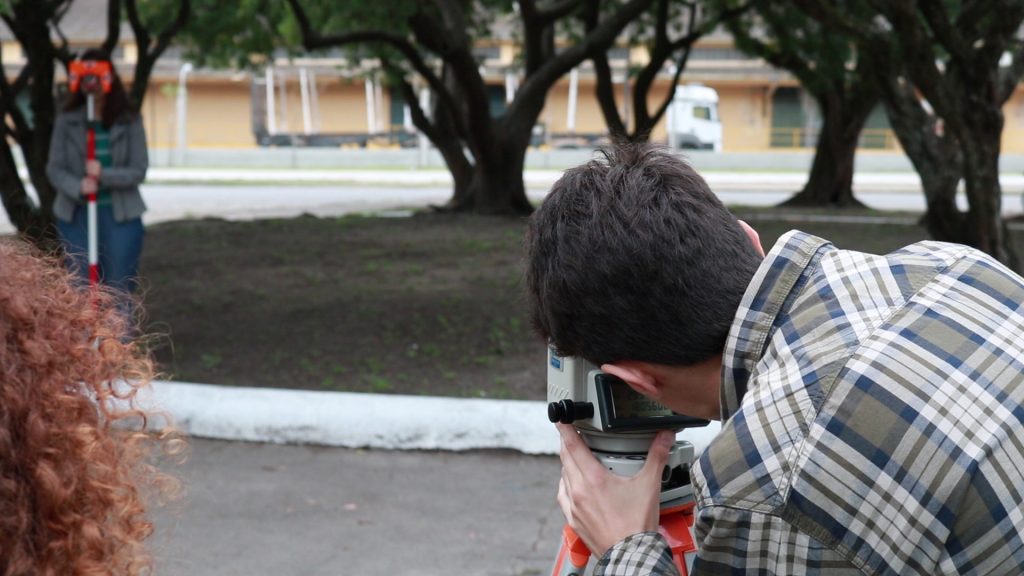 alunos Arquitetura UCPel participam da avaliação da praça.