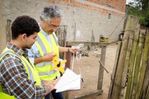 aluno e docente da Arquitetura e Urbanismo UCPel em ação de regularização fundiária