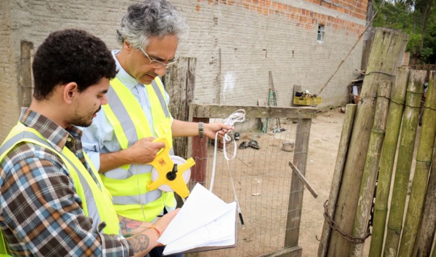 aluno e docente da Arquitetura e Urbanismo UCPel em ação de regularização fundiária