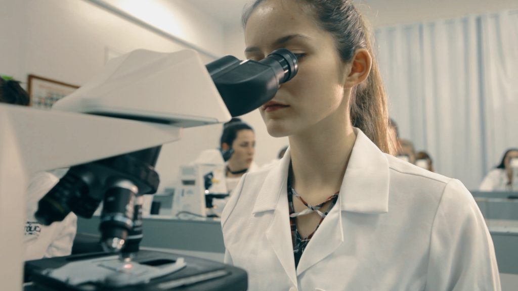 Aluna da Farmácia UCPel em aula prática em um dos nossos laboratórios