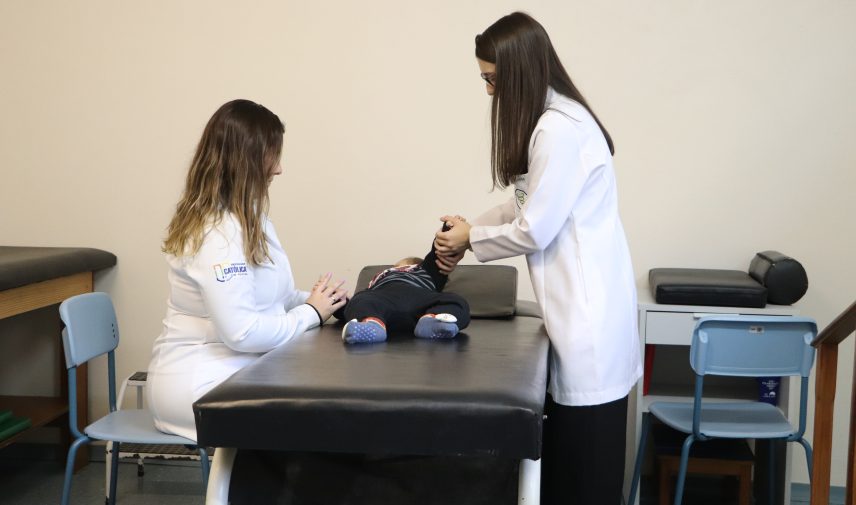 alunas Fisioterapia atendimento a um bebê