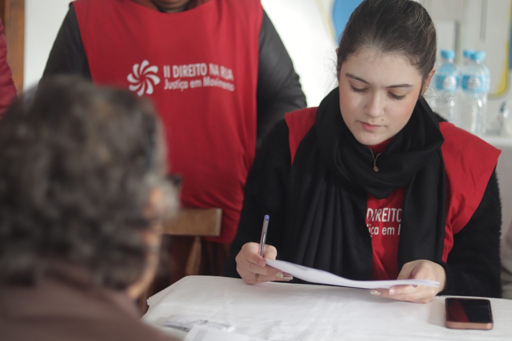 Alunos do Direito UCPel atuando no projeto de extensão Direito na Rua