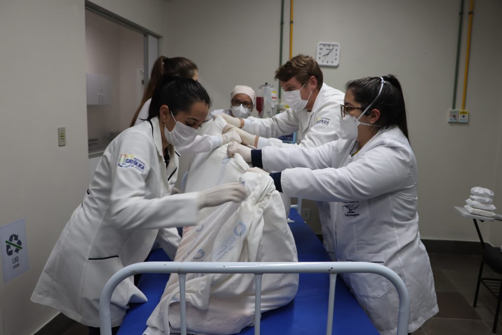 alunos da Enfermagem UCPel em aula prática no Laboratório de Simulação Realística da Universidade