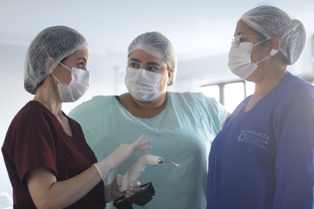 Docente da Odontologia UCPel explicando o uso do laser na UTI do Hospital Universitário São Francisco de Paula