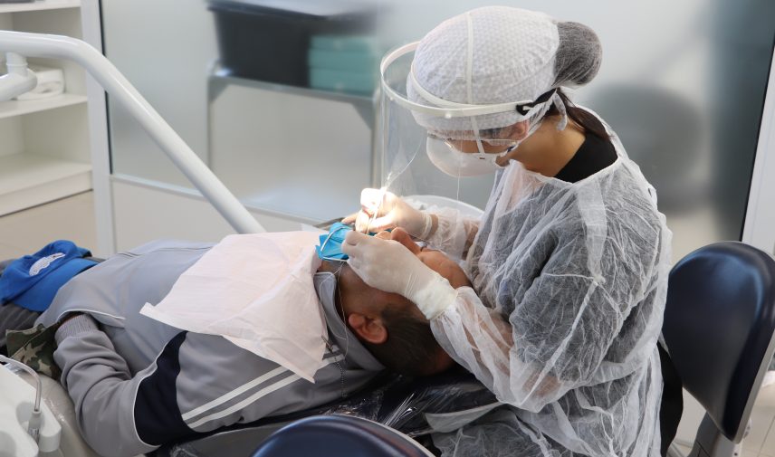 Aluna Odontologia em atuação na clínica própria da universidade