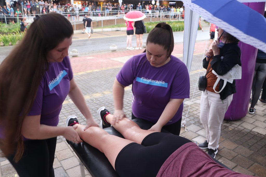 atendimento de alunos da Fisioterapia UCPel em um evento esportivo na comunidade