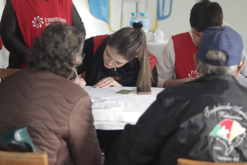 DIREITO UCPEL_ alunos prestam assistência jurídica gratuita a moradores de bairros da cidade de Pelotas