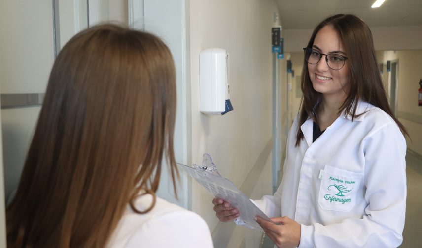 alunas Enfermagem UCPel avaliam fichas de pacientes no HUSFP